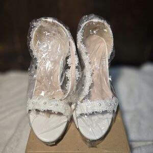 NWT!!! Elegant White Lace Women's Heels